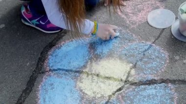 Çocuk tebeşir asfaltta çekmek.
