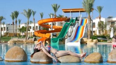 kızı havuzda annem kızıyor