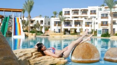 dinlenme, havuz kenarında güneşlenirken güzel kız