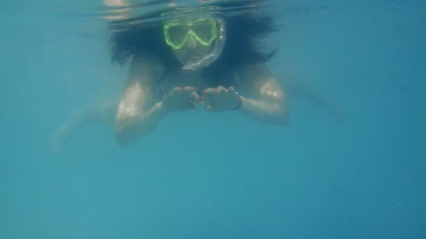 Hermosa chica nadando bajo el agua — Vídeo de stock