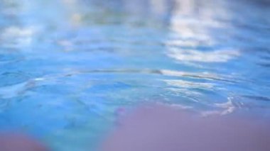 Pedikür havuzu ile bir kızın güzel bacaklar