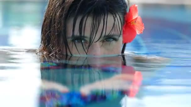 Chica sirena en la piscina se ve fascinante — Vídeo de stock