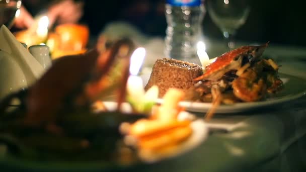 Krab rybí restaurace při svíčkách — Stock video