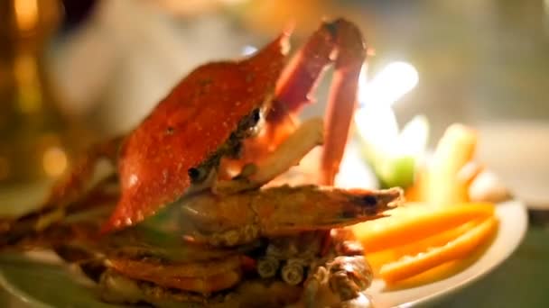 Krabba och skaldjursrestaurang med levande ljus — Stockvideo