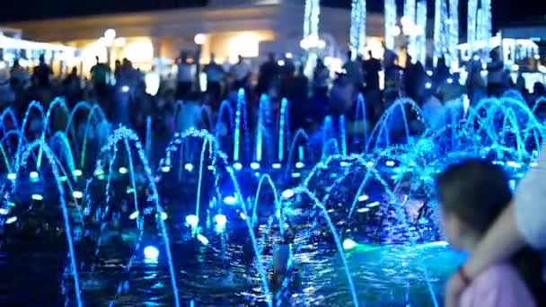 Éneklő fountain éjjel Sharm El Sheikh — Stock videók