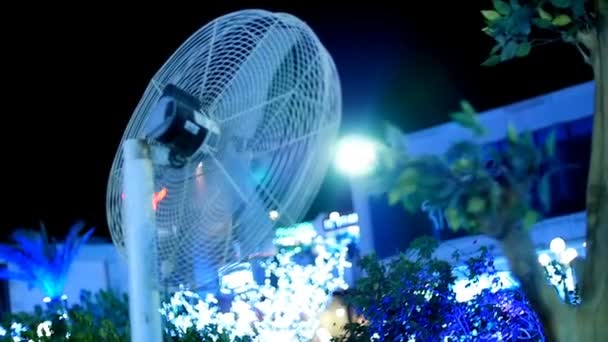 Ventilátor az utcán éjjel a meleg időjárás — Stock videók