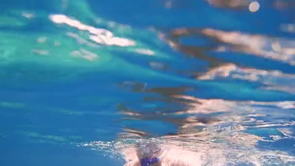 Un hombre con una máscara bajo el agua en el mar — Vídeo de stock