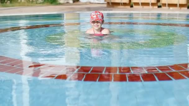 Holčička plavající v bazénu — Stock video