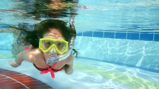 Madre e hija nadan bajo el agua en la piscina — Vídeo de stock