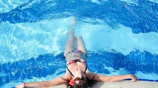 Vacker flicka slappnar av i poolen — Stockvideo