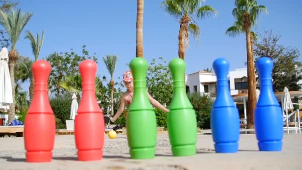 Liten flicka spelar i en barnens bowling — Stockvideo