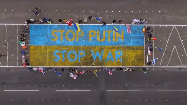 Luftaufnahmen Stop Putin, Stop War Schild auf Asphalt — Stockvideo