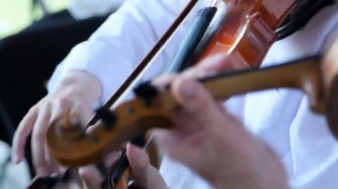 orkestrada keman çalıyor