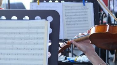 orkestrada keman çalıyor