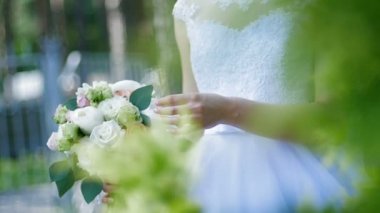 bir düğün buket ile oynayan gelin