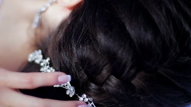 Nevěsta se dotýká výzdoba ve vlasech — Stock video