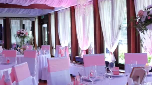 Bruiloft decor in het restaurant — Stockvideo
