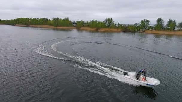 侵害者の追求の警察のボート — ストック動画