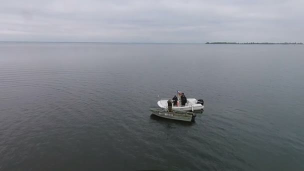 Polizeiboot auf der Suche nach dem Täter — Stockvideo