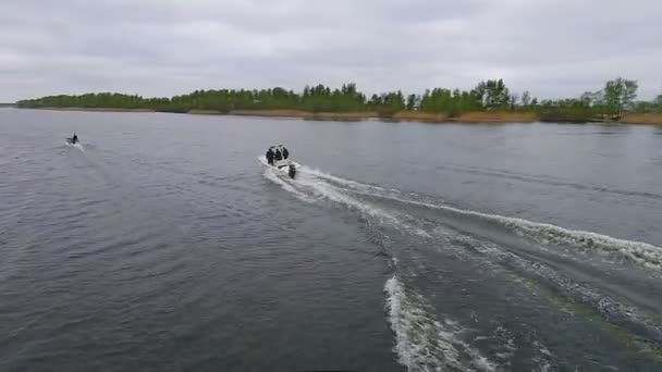 侵害者の追求の警察のボート — ストック動画