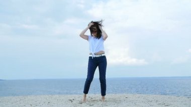 güzel ve neşeli kız eğleniyor Nehri yakınında çevresinde barışçı