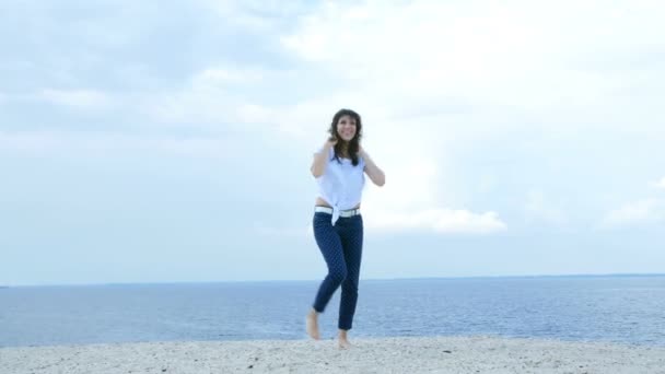 Menina bonita menina alegre se divertindo brincando perto do rio — Vídeo de Stock