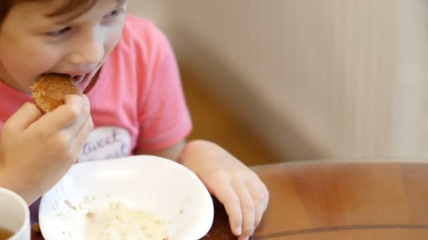 Niña come galletas y leche condensada — Vídeo de stock