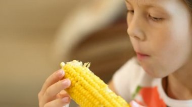 küçük kız haşlanmış mısır yiyor