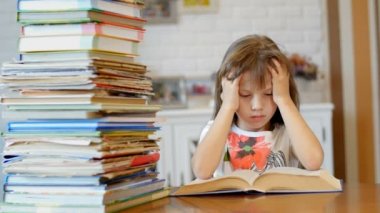 Küçük kız kitap okuyor.