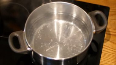 su bir tencerede - timelapse kaynar