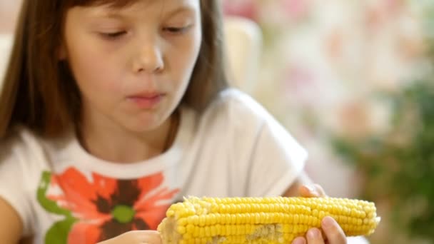 Little girl eats a boiled corn — Stock Video