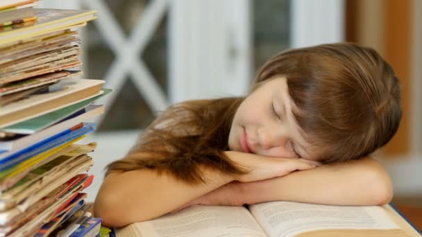 Niña leyendo un libro-niña durmiendo cerca de los libros — Vídeos de Stock