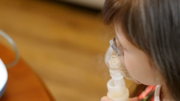 Küçük kız inhalasyon 4 k yapma — Stok video