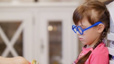 Küçük kız kitap okuyor.