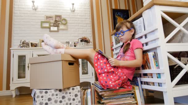 Little girl reading a book — Stock Video