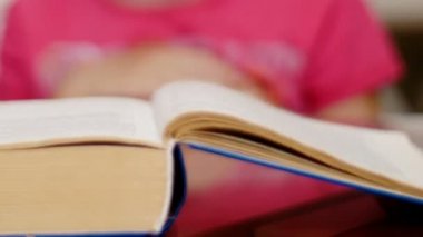 küçük kız kitap timelapse okuma