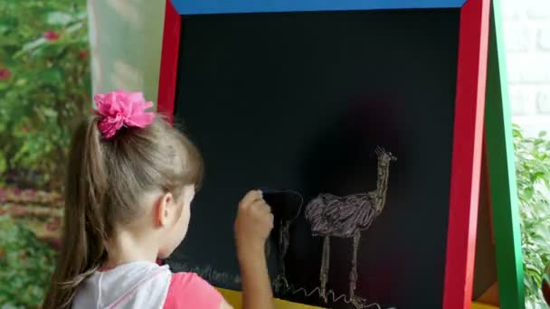 Маленькая девочка рисует на мольберте - Timelapse — стоковое видео
