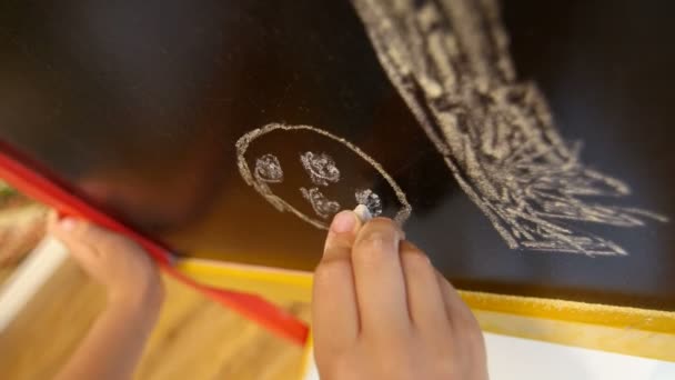 Kleines Mädchen zeichnet auf Staffelei — Stockvideo