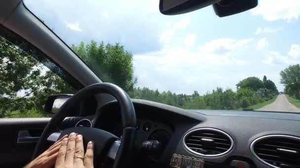 Der Fahrer lenkt das Auto auf der Straße — Stockvideo