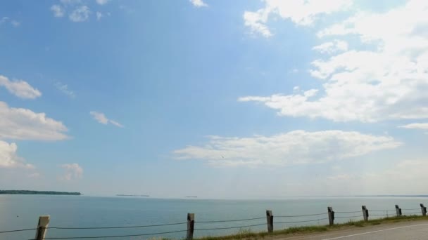 Conduire une voiture près de la rivière piliers de protection sur la route — Video