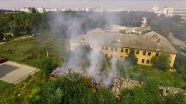 Evin yanıyor - itfaiye su ile bir yangın söndürmek. Hava