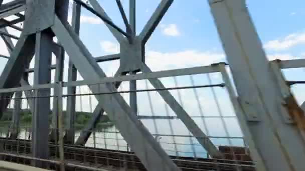 La voiture passe sur un grand pont — Video