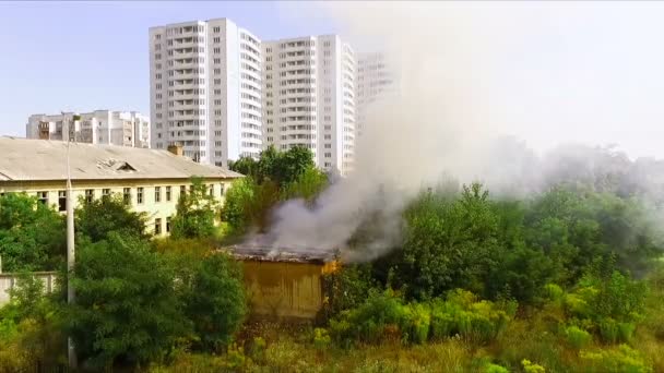 Evin yanıyor - itfaiye su ile bir yangın söndürmek. Hava — Stok video