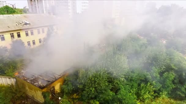 La casa está en llamas - los bomberos apagan el fuego con el agua. Antena — Vídeos de Stock