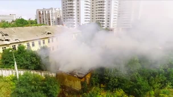 La maison est en feu - les pompiers éteignent un incendie avec de l'eau. Aérien — Video