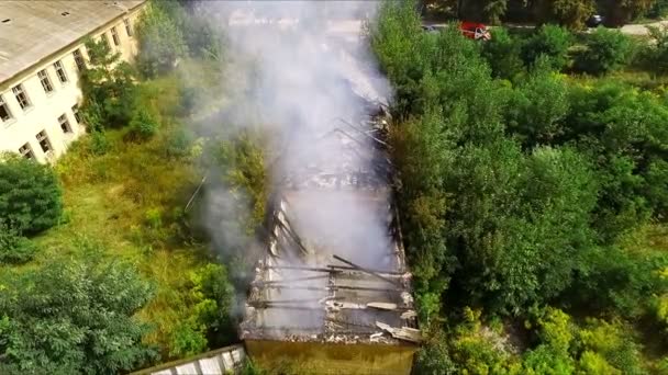 La casa está en llamas - los bomberos apagan el fuego con el agua. Antena — Vídeos de Stock