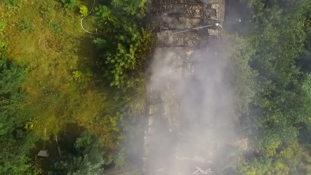 A casa está em chamas - Bombeiros extinguem um incêndio com água. Aviação — Vídeo de Stock