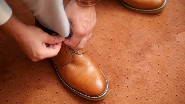 Обувь молодого человека шнурки - свадьба — стоковое видео