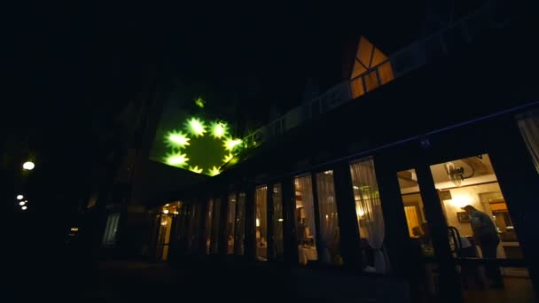 Blinkende Lichtfleckenstrahlen leuchten und blinken an den Bäumen - Konzert in der Nacht und feierlicher Rauch — Stockvideo