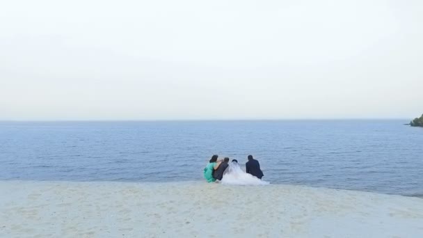 Les jeunes mariés marchent près de la rivière - aero — Video